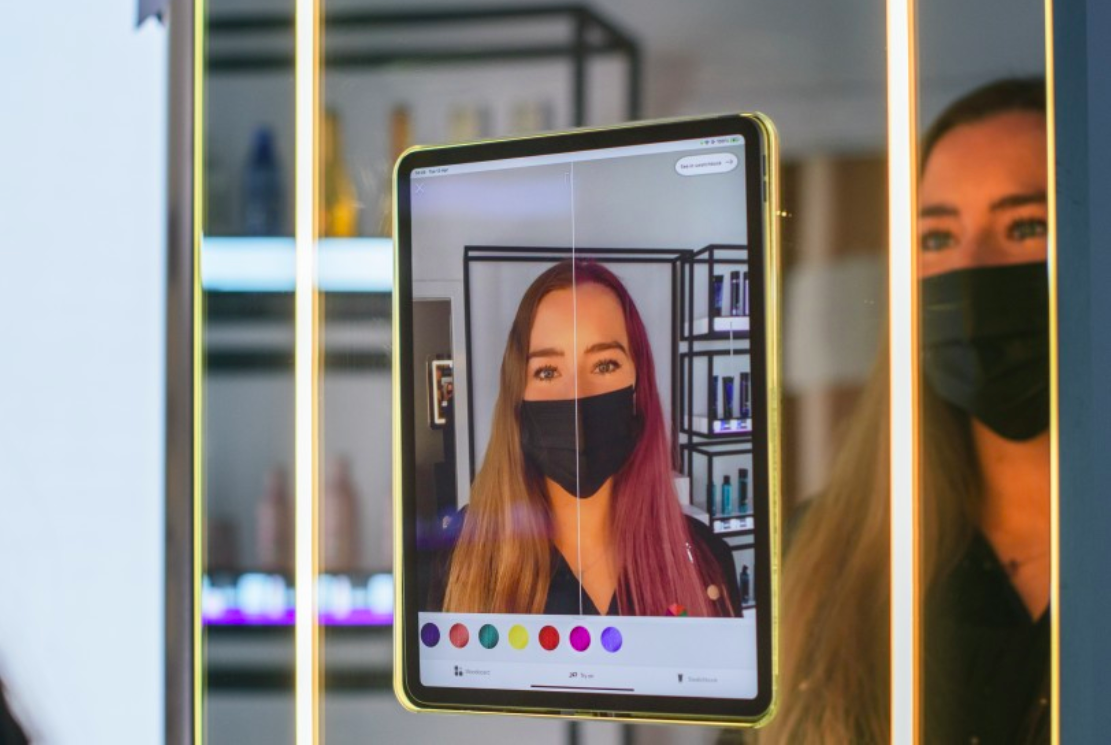 Testing hair colors in the Amazon Salon with AR